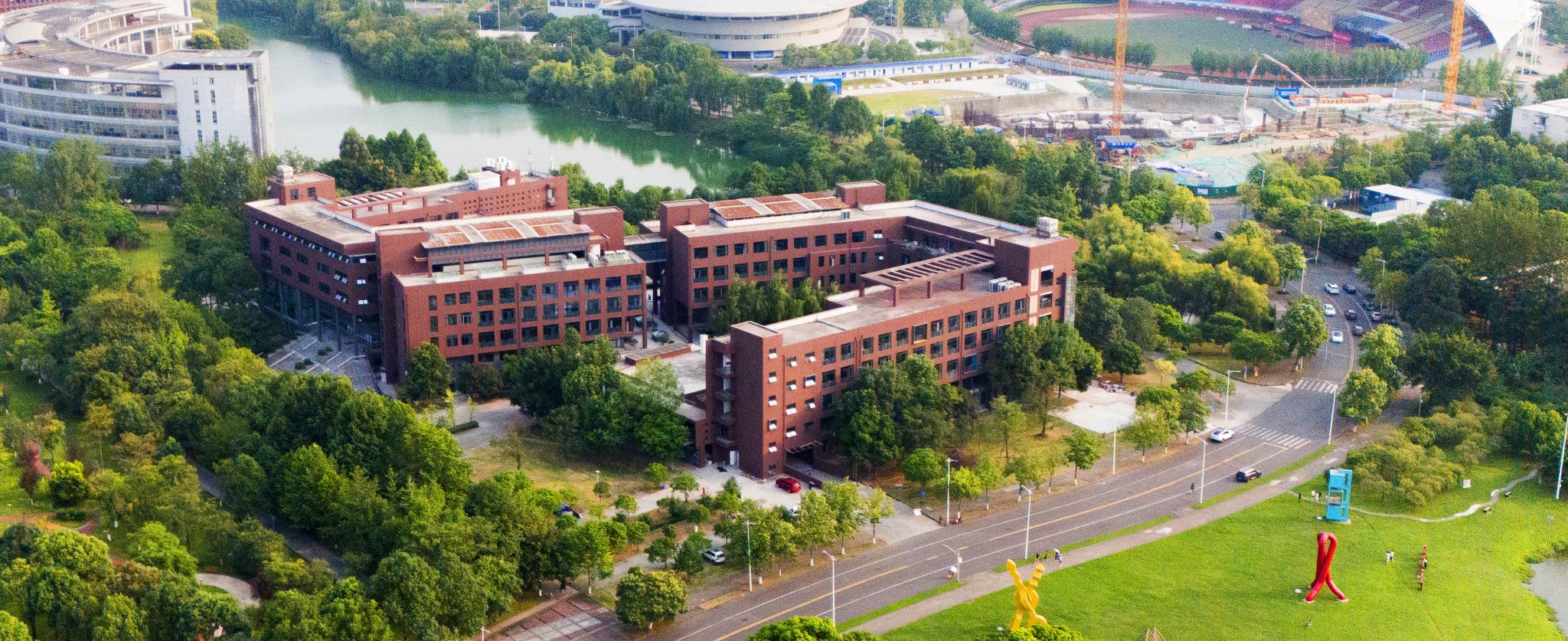 学校余敏明书记，闫学东校长与张永和教授走访亚洲成人在线